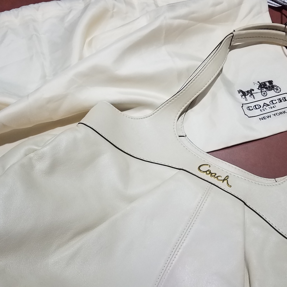 COACH cream pebbled leather multi pocket plumb silk lined purse